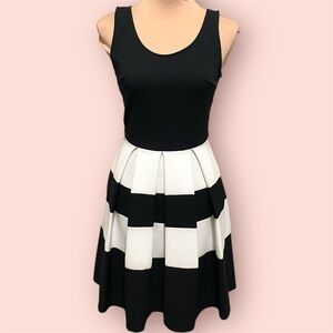 2/$25 Black & White Stripe Pleated Dress 🤍